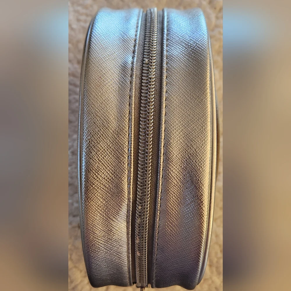 Vince Camuto Medallion Cosmetic Pouch/Clutch in Silver NWOT SALE 🤑🤑🤑🤑🤑🤑 - Picture 9 of 16